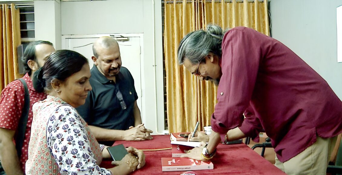 പരിപാടിയില്‍ നടന്ന Author signing സെഷനില്‍ നിന്നും